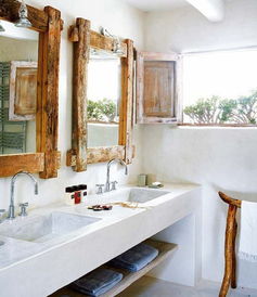 卫生间的木头镜框很有特色
